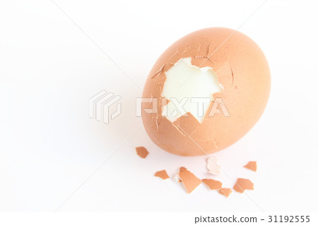 Peel boiled eggs 31192555