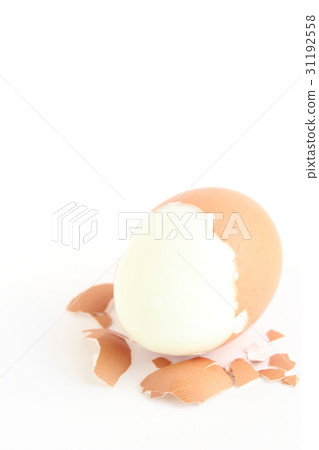 Peel boiled eggs 31192558