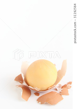 Peel boiled eggs 31192564