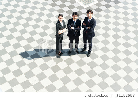 在廣場排隊的商人和女企業家 在廣場排隊的商人和女企業家 31192698