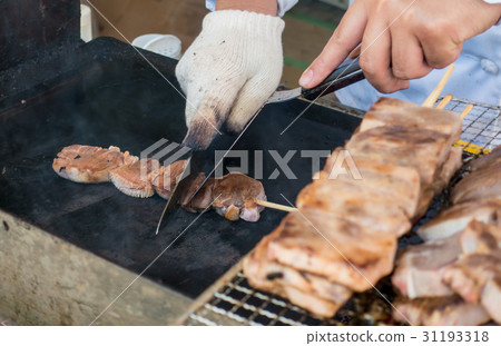 Japanese is cooking pork tongue on BBQ pan Japanese is cooking pork tongue on BBQ pan 31193318