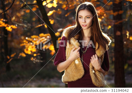 Autumn girl in the park Autumn girl in the park 31194042