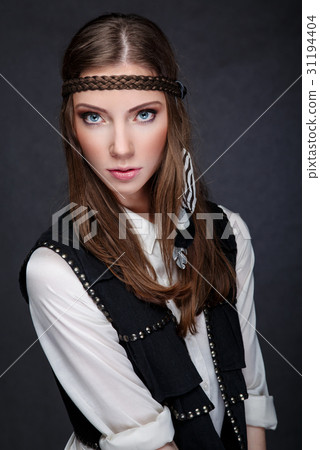 Portrait of a beautiful young woman 31194404