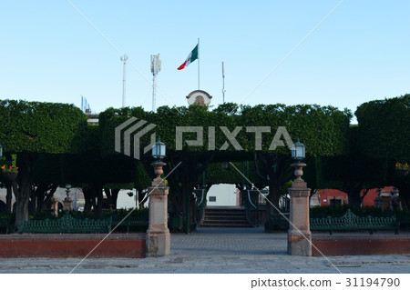 Zocalo of San Miguel de Allende and Mexican flag (Mexico) 31194790