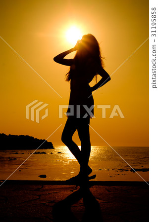 Posing 31195858