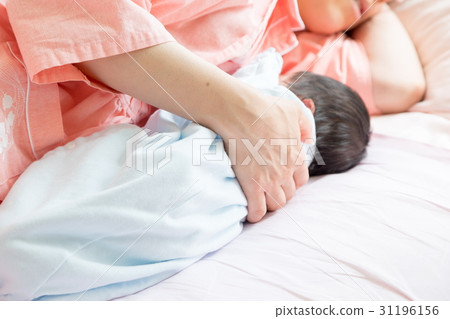 寶寶母乳喂養剛出生後母親出生的胎兒嬰兒寶寶女孩私人房間寶寶嬰兒模糊 31196156