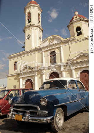Old retro car on street in Havana Cuba 31198981