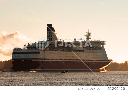 Big cruise liner Big cruise liner 31200420