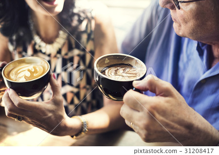 Mature couple drinking coffee together 31208417