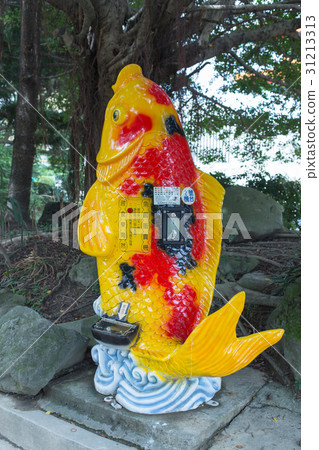 池塘在位於台北，台灣的Chiougai紀念堂。錦鯉自助販賣機 31213313