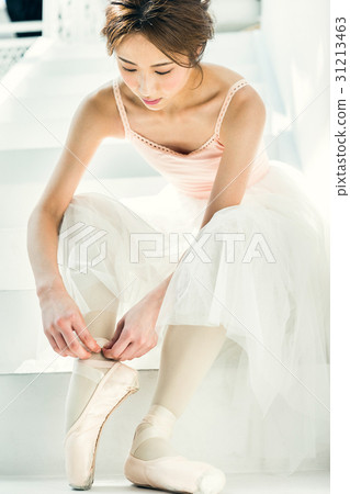 Ballerina wearing a toe shoe 31213463
