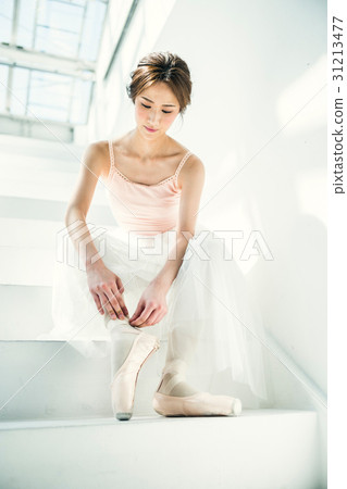 穿芭蕾舞鞋的芭蕾舞女演員 31213477