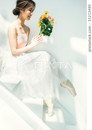 Ballerina with flowers 31213495