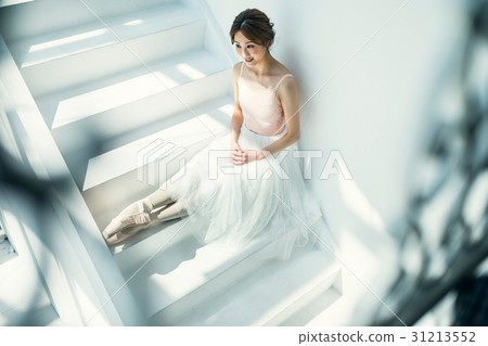 Sitting ballerina 31213552