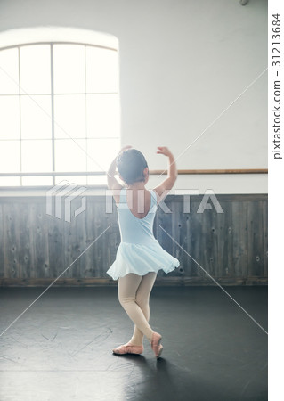 Ballet classroom children 31213684