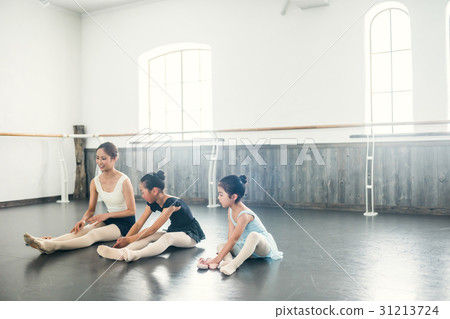 芭蕾課堂教練和學生 芭蕾課堂教練和學生 31213724
