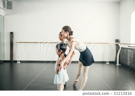芭蕾課堂教練和學生 31213816
