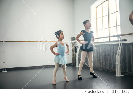 Ballet classroom children 31213892