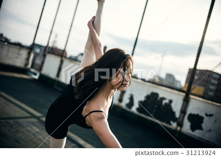 A woman roaring A woman roaring 31213924