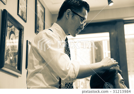 Male customers who consult with hairdresser in styling 31213984