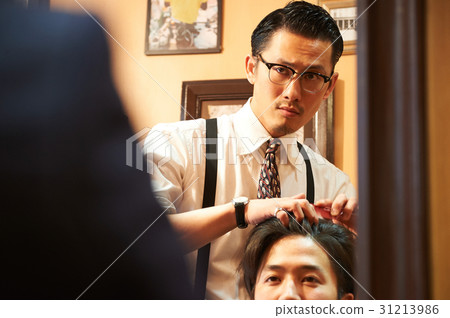 在造型方面與美髮師協商的男性顧客 在造型方面與美髮師協商的男性顧客 31213986