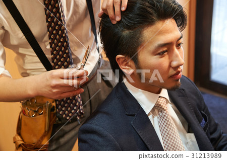 在造型方面與美髮師協商的男性顧客 31213989