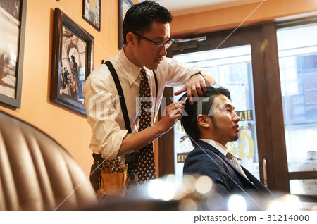 在造型方面與美髮師協商的男性顧客 31214000