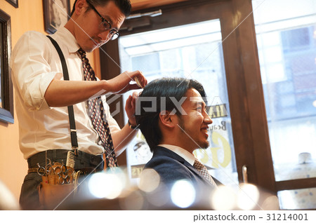 在造型方面與美髮師協商的男性顧客 31214001