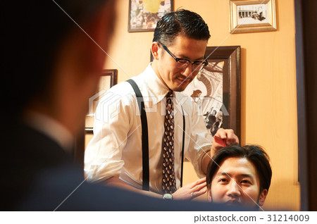 在造型方面與美髮師協商的男性顧客 31214009