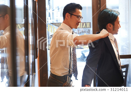 在造型師存放夾克的男性客人 31214011