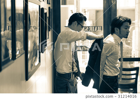 在造型師存放夾克的男性客人 在造型師存放夾克的男性客人 31214016