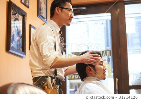 Beauty hair cut preparation male customer Beauty hair cut preparation male customer 31214126