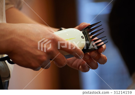 理髮剪刀剪頭髮的男人 31214159