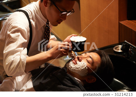 剃須理髮師刮男性客人 31214213