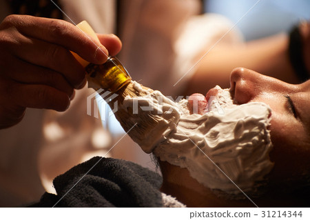 剃須理髮師刮男性客人 剃須理髮師刮男性客人 31214344