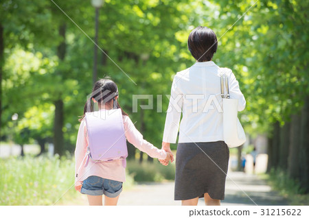 Working mother and elementary school girl's daughter behind you Working mother and elementary school girl's daughter behind you 31215622
