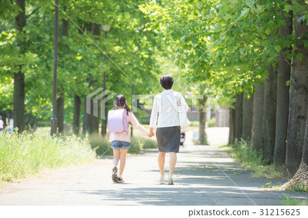 Working mother and elementary school girl's daughter behind you Working mother and elementary school girl's daughter behind you 31215625