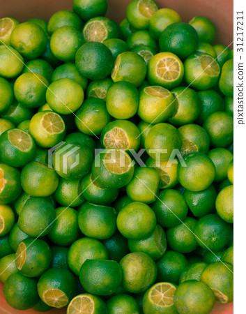 fresh limes 31217211
