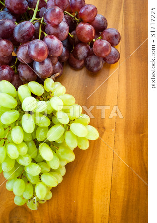 fresh grapes 31217225