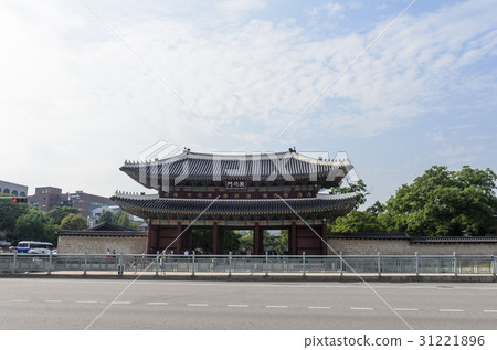 Donghwamun (Treasure 383), Changdeokgung Palace (Historic Site 122), Jongno-gu, Seoul 31221896