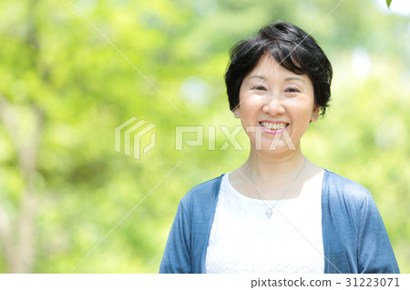 Middle female portrait 31223071