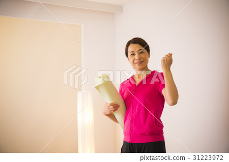 Middle women who play yoga 31223972