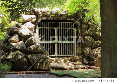 Entrance of underground passage of park Entrance of underground passage of park 31224214