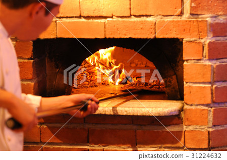 Chef baking pizza in pizza kettle 31224632