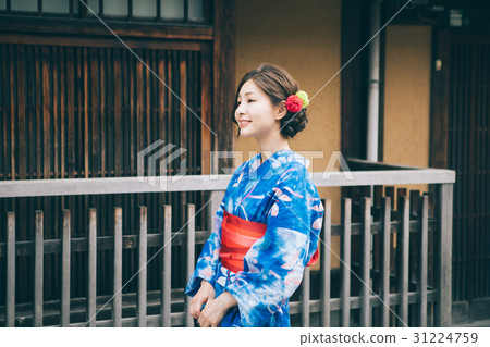A woman in a yukata sightseeing the city of Gion 31224759