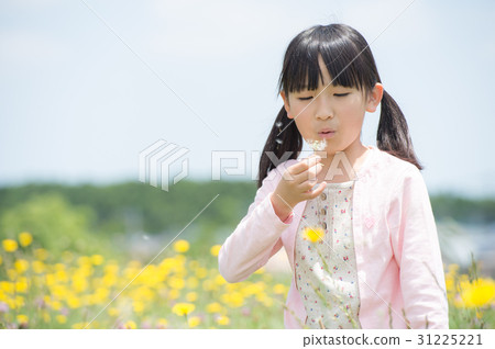 Girls blowing dandelion's fluff 31225221