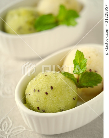 綠色和金色奇異果冰淇淋（垂直位置） 31229957