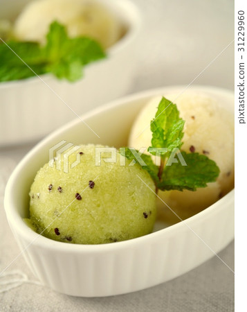 綠色和金色獼猴桃冰淇淋（垂直位置向上） 31229960