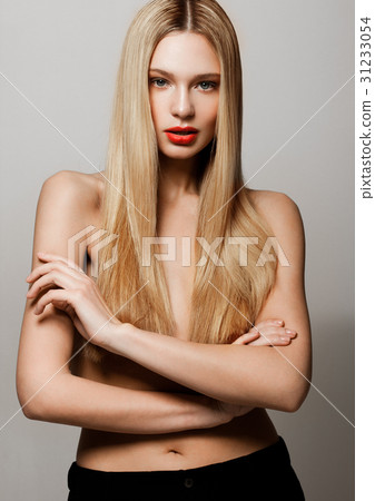 Beauty glamour model with shiny blonde hairstyle Beauty glamour model with shiny blonde hairstyle 31233054