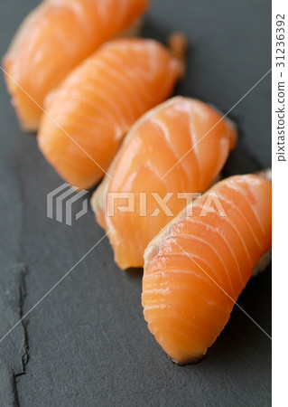 鮭魚握壽司排列在石板板上 鮭魚握壽司排列在石板板上 31236392